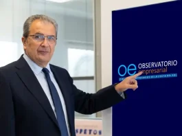 El Círculo de Empresarios de la Costa del Sol crea un Observatorio Empresarial para anticipar tendencias y fortalecer el tejido productivo La nueva herramienta ofrecerá análisis, datos estratégicos e información especializada para ayudar a las empresas a tomar decisiones en un entorno económico cada vez más cambiante El Círculo de Empresarios de la Costa del Sol ha anunciado la creación de su nuevo Observatorio Empresarial, una iniciativa concebida para proporcionar a las empresas asociadas información estratégica, análisis sectoriales y herramientas de anticipación que les permitan afrontar con mayores garantías los retos del mercado actual. Presentado este 1 de julio, el Observatorio nace con el objetivo de convertirse en un espacio de referencia para la generación de conocimiento económico y empresarial, poniendo a disposición de los asociados datos relevantes, tendencias emergentes y claves para la toma de decisiones. Dos áreas para analizar el presente y anticipar el futuro La nueva estructura se articula en torno a dos líneas de actuación complementarias. Por un lado, el Observatorio Interno, coordinado por Ángela Rodríguez, permitirá obtener una radiografía permanente de las empresas asociadas, identificar tendencias económicas y sectoriales, detectar necesidades reales y elaborar informes periódicos que faciliten la representación institucional y la planificación de nuevas acciones. Por otro, el Observatorio Externo, dirigido por José Miguel Aragonés, se centrará en analizar la evolución de los sectores estratégicos de la Costa del Sol, identificar oportunidades de financiación, innovación y crecimiento, así como ofrecer información especializada sobre turismo, sostenibilidad, tecnología, hostelería y otros ámbitos clave para la economía provincial. Una herramienta para transformar datos en decisiones Desde el Círculo de Empresarios destacan que el nuevo Observatorio no pretende limitarse a recopilar información, sino convertir los datos en conocimiento útil y aplicable para las empresas. Entre sus principales características figuran la elaboración de informes periódicos, la generación de indicadores de seguimiento, la publicación de boletines temáticos y la presentación de información mediante formatos visuales sencillos que faciliten la interpretación y el análisis. La iniciativa se apoyará en valores como el rigor, la transparencia, la independencia, la innovación y el compromiso con el desarrollo económico del territorio. Referente para la economía de la Costa del Sol El Observatorio nace con la vocación de convertirse en una fuente de referencia para el análisis económico y empresarial de la Costa del Sol, aportando una visión estratégica capaz de ayudar a las empresas a anticiparse a los cambios del mercado y aprovechar nuevas oportunidades de crecimiento. José Miguel Aragonés, vicepresidente del Círculo de Empresarios y responsable de esta iniciativa, destacó durante la presentación que el Observatorio será “una herramienta viva, dinámica y útil” creada para acompañar a los empresarios en su actividad diaria y contribuir al progreso económico de la provincia. Con este proyecto, el Círculo de Empresarios de la Costa del Sol refuerza su apuesta por la innovación, la generación de conocimiento y el fortalecimiento del tejido empresarial malagueño.