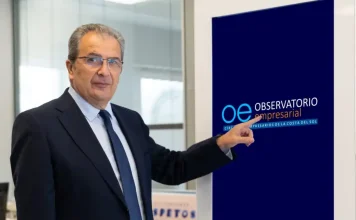 El Círculo de Empresarios de la Costa del Sol crea un Observatorio Empresarial para anticipar tendencias y fortalecer el tejido productivo La nueva herramienta ofrecerá análisis, datos estratégicos e información especializada para ayudar a las empresas a tomar decisiones en un entorno económico cada vez más cambiante El Círculo de Empresarios de la Costa del Sol ha anunciado la creación de su nuevo Observatorio Empresarial, una iniciativa concebida para proporcionar a las empresas asociadas información estratégica, análisis sectoriales y herramientas de anticipación que les permitan afrontar con mayores garantías los retos del mercado actual. Presentado este 1 de julio, el Observatorio nace con el objetivo de convertirse en un espacio de referencia para la generación de conocimiento económico y empresarial, poniendo a disposición de los asociados datos relevantes, tendencias emergentes y claves para la toma de decisiones. Dos áreas para analizar el presente y anticipar el futuro La nueva estructura se articula en torno a dos líneas de actuación complementarias. Por un lado, el Observatorio Interno, coordinado por Ángela Rodríguez, permitirá obtener una radiografía permanente de las empresas asociadas, identificar tendencias económicas y sectoriales, detectar necesidades reales y elaborar informes periódicos que faciliten la representación institucional y la planificación de nuevas acciones. Por otro, el Observatorio Externo, dirigido por José Miguel Aragonés, se centrará en analizar la evolución de los sectores estratégicos de la Costa del Sol, identificar oportunidades de financiación, innovación y crecimiento, así como ofrecer información especializada sobre turismo, sostenibilidad, tecnología, hostelería y otros ámbitos clave para la economía provincial. Una herramienta para transformar datos en decisiones Desde el Círculo de Empresarios destacan que el nuevo Observatorio no pretende limitarse a recopilar información, sino convertir los datos en conocimiento útil y aplicable para las empresas. Entre sus principales características figuran la elaboración de informes periódicos, la generación de indicadores de seguimiento, la publicación de boletines temáticos y la presentación de información mediante formatos visuales sencillos que faciliten la interpretación y el análisis. La iniciativa se apoyará en valores como el rigor, la transparencia, la independencia, la innovación y el compromiso con el desarrollo económico del territorio. Referente para la economía de la Costa del Sol El Observatorio nace con la vocación de convertirse en una fuente de referencia para el análisis económico y empresarial de la Costa del Sol, aportando una visión estratégica capaz de ayudar a las empresas a anticiparse a los cambios del mercado y aprovechar nuevas oportunidades de crecimiento. José Miguel Aragonés, vicepresidente del Círculo de Empresarios y responsable de esta iniciativa, destacó durante la presentación que el Observatorio será “una herramienta viva, dinámica y útil” creada para acompañar a los empresarios en su actividad diaria y contribuir al progreso económico de la provincia. Con este proyecto, el Círculo de Empresarios de la Costa del Sol refuerza su apuesta por la innovación, la generación de conocimiento y el fortalecimiento del tejido empresarial malagueño.