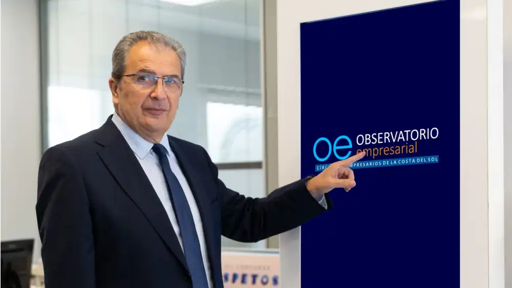 La nueva herramienta ofrecerá análisis, datos estratégicos e información especializada para ayudar a las empresas a tomar decisiones en un entorno económico cada vez más cambiante

El Círculo de Empresarios de la Costa del Sol ha anunciado la creación de su nuevo Observatorio Empresarial, una iniciativa concebida para proporcionar a las empresas asociadas información estratégica, análisis sectoriales y herramientas de anticipación que les permitan afrontar con mayores garantías los retos del mercado actual.

Presentado este 1 de julio, el Observatorio nace con el objetivo de convertirse en un espacio de referencia para la generación de conocimiento económico y empresarial, poniendo a disposición de los asociados datos relevantes, tendencias emergentes y claves para la toma de decisiones.

Dos áreas para analizar el presente y anticipar el futuro

La nueva estructura se articula en torno a dos líneas de actuación complementarias.

Por un lado, el Observatorio Interno, coordinado por Ángela Rodríguez, permitirá obtener una radiografía permanente de las empresas asociadas, identificar tendencias económicas y sectoriales, detectar necesidades reales y elaborar informes periódicos que faciliten la representación institucional y la planificación de nuevas acciones.

Por otro, el Observatorio Externo, dirigido por José Miguel Aragonés, se centrará en analizar la evolución de los sectores estratégicos de la Costa del Sol, identificar oportunidades de financiación, innovación y crecimiento, así como ofrecer información especializada sobre turismo, sostenibilidad, tecnología, hostelería y otros ámbitos clave para la economía provincial.

Una herramienta para transformar datos en decisiones

Desde el Círculo de Empresarios destacan que el nuevo Observatorio no pretende limitarse a recopilar información, sino convertir los datos en conocimiento útil y aplicable para las empresas.

Entre sus principales características figuran la elaboración de informes periódicos, la generación de indicadores de seguimiento, la publicación de boletines temáticos y la presentación de información mediante formatos visuales sencillos que faciliten la interpretación y el análisis.

La iniciativa se apoyará en valores como el rigor, la transparencia, la independencia, la innovación y el compromiso con el desarrollo económico del territorio.

Referente para la economía de la Costa del Sol

El Observatorio nace con la vocación de convertirse en una fuente de referencia para el análisis económico y empresarial de la Costa del Sol, aportando una visión estratégica capaz de ayudar a las empresas a anticiparse a los cambios del mercado y aprovechar nuevas oportunidades de crecimiento.

José Miguel Aragonés, vicepresidente del Círculo de Empresarios y responsable de esta iniciativa, destacó durante la presentación que el Observatorio será “una herramienta viva, dinámica y útil” creada para acompañar a los empresarios en su actividad diaria y contribuir al progreso económico de la provincia.

Con este proyecto, el Círculo de Empresarios de la Costa del Sol refuerza su apuesta por la innovación, la generación de conocimiento y el fortalecimiento del tejido empresarial malagueño.