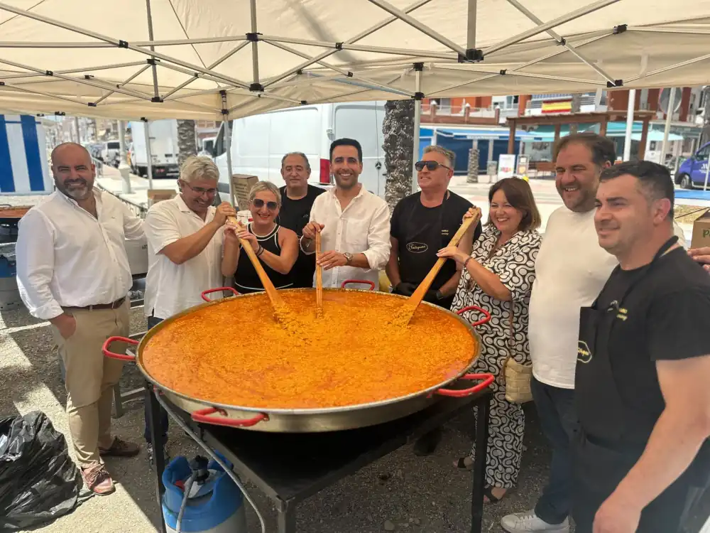 Más de 2.500 mayores disfrutarán este verano de la sexta edición de Gramola en la playa de Algarrobo