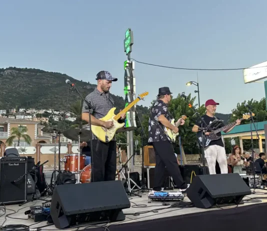 Radio 80 inaugura con éxito el ciclo ‘De Plaza en Plaza’ y llena de música la Avenida del Mar de Alhaurín de la Torre Radio 80 inaugura con éxito el ciclo ‘De Plaza en Plaza’ y llena de música la Avenida del Mar de Alhaurín de la Torre