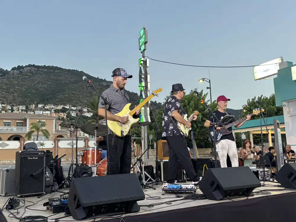 Radio 80 inaugura con éxito el ciclo ‘De Plaza en Plaza’ y llena de música la Avenida del Mar de Alhaurín de la Torre
