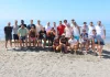 El Morche recibe al Club Balonmano Ciudad de Málaga en una jornada de convivencia para impulsar este deporte en Torrox El Morche recibe al Club Balonmano Ciudad de Málaga en una jornada de convivencia para impulsar este deporte en Torrox El núcleo costero de El Morche, en Torrox, ha sido escenario este viernes de una jornada de convivencia organizada junto al Club Balonmano Ciudad de Málaga (Trops Málaga), un encuentro que ha servido para estrechar lazos entre la entidad deportiva y el municipio de cara a futuras iniciativas de promoción del balonmano. La expedición malagueña, encabezada por su presidente, José Carlos Espina, y el entrenador Miguel Ángel Moriana, fue recibida a pie de playa por el concejal de Deportes del Ayuntamiento de Torrox, José Manuel Fernández, en un encuentro marcado por el deporte, la convivencia y el intercambio de proyectos de futuro. Primeros pasos para fomentar el balonmano en Torrox Durante la recepción, el responsable municipal de Deportes mantuvo una primera toma de contacto con los representantes del club con el objetivo de estudiar futuras campañas que acerquen el balonmano pista a vecinos y jóvenes del municipio. La iniciativa busca abrir nuevas vías de colaboración entre el Ayuntamiento de Torrox y una de las entidades deportivas de referencia de la provincia, favoreciendo la práctica deportiva y el conocimiento de esta disciplina entre las nuevas generaciones. Deporte y actividades en la playa La jornada continuó con diversas actividades recreativas y deportivas en la playa de El Morche, donde jugadores, cuerpo técnico y directivos pudieron disfrutar de diferentes propuestas acuáticas organizadas por la empresa Puro Jet Sky. En la recepción también participó el gerente de la empresa, Rafael Morales, quien compartió la jornada con los integrantes del club y representantes municipales. Un gesto de reconocimiento Como recuerdo del encuentro, el presidente del Club Balonmano Ciudad de Málaga, José Carlos Espina, hizo entrega al concejal de Deportes y al gerente de Puro Jet Sky de sendos carnés de socios de la entidad. Objetivo: regresar a la División de Honor Plata El Club Balonmano Ciudad de Málaga (Trops Málaga) afrontará la temporada 2026/2027 en Primera Nacional, categoría en la que competirá tras el descenso sufrido el pasado curso desde la División de Honor Plata. La entidad malagueña inicia esta nueva etapa con el objetivo de luchar por recuperar cuanto antes la categoría perdida y regresar al segundo escalón del balonmano nacional. Con este tipo de encuentros, Torrox continúa reforzando su apuesta por el deporte como herramienta de promoción turística, convivencia y dinamización del municipio, acercando además a vecinos y visitantes a clubes que representan a la provincia en competiciones nacionales.