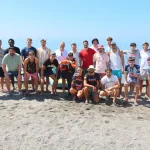 El Morche recibe al Club Balonmano Ciudad de Málaga en una jornada de convivencia para impulsar este deporte en Torrox El Morche recibe al Club Balonmano Ciudad de Málaga en una jornada de convivencia para impulsar este deporte en Torrox El núcleo costero de El Morche, en Torrox, ha sido escenario este viernes de una jornada de convivencia organizada junto al Club Balonmano Ciudad de Málaga (Trops Málaga), un encuentro que ha servido para estrechar lazos entre la entidad deportiva y el municipio de cara a futuras iniciativas de promoción del balonmano. La expedición malagueña, encabezada por su presidente, José Carlos Espina, y el entrenador Miguel Ángel Moriana, fue recibida a pie de playa por el concejal de Deportes del Ayuntamiento de Torrox, José Manuel Fernández, en un encuentro marcado por el deporte, la convivencia y el intercambio de proyectos de futuro. Primeros pasos para fomentar el balonmano en Torrox Durante la recepción, el responsable municipal de Deportes mantuvo una primera toma de contacto con los representantes del club con el objetivo de estudiar futuras campañas que acerquen el balonmano pista a vecinos y jóvenes del municipio. La iniciativa busca abrir nuevas vías de colaboración entre el Ayuntamiento de Torrox y una de las entidades deportivas de referencia de la provincia, favoreciendo la práctica deportiva y el conocimiento de esta disciplina entre las nuevas generaciones. Deporte y actividades en la playa La jornada continuó con diversas actividades recreativas y deportivas en la playa de El Morche, donde jugadores, cuerpo técnico y directivos pudieron disfrutar de diferentes propuestas acuáticas organizadas por la empresa Puro Jet Sky. En la recepción también participó el gerente de la empresa, Rafael Morales, quien compartió la jornada con los integrantes del club y representantes municipales. Un gesto de reconocimiento Como recuerdo del encuentro, el presidente del Club Balonmano Ciudad de Málaga, José Carlos Espina, hizo entrega al concejal de Deportes y al gerente de Puro Jet Sky de sendos carnés de socios de la entidad. Objetivo: regresar a la División de Honor Plata El Club Balonmano Ciudad de Málaga (Trops Málaga) afrontará la temporada 2026/2027 en Primera Nacional, categoría en la que competirá tras el descenso sufrido el pasado curso desde la División de Honor Plata. La entidad malagueña inicia esta nueva etapa con el objetivo de luchar por recuperar cuanto antes la categoría perdida y regresar al segundo escalón del balonmano nacional. Con este tipo de encuentros, Torrox continúa reforzando su apuesta por el deporte como herramienta de promoción turística, convivencia y dinamización del municipio, acercando además a vecinos y visitantes a clubes que representan a la provincia en competiciones nacionales.