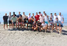 El Morche recibe al Club Balonmano Ciudad de Málaga en una jornada de convivencia para impulsar este deporte en Torrox El Morche recibe al Club Balonmano Ciudad de Málaga en una jornada de convivencia para impulsar este deporte en Torrox El núcleo costero de El Morche, en Torrox, ha sido escenario este viernes de una jornada de convivencia organizada junto al Club Balonmano Ciudad de Málaga (Trops Málaga), un encuentro que ha servido para estrechar lazos entre la entidad deportiva y el municipio de cara a futuras iniciativas de promoción del balonmano. La expedición malagueña, encabezada por su presidente, José Carlos Espina, y el entrenador Miguel Ángel Moriana, fue recibida a pie de playa por el concejal de Deportes del Ayuntamiento de Torrox, José Manuel Fernández, en un encuentro marcado por el deporte, la convivencia y el intercambio de proyectos de futuro. Primeros pasos para fomentar el balonmano en Torrox Durante la recepción, el responsable municipal de Deportes mantuvo una primera toma de contacto con los representantes del club con el objetivo de estudiar futuras campañas que acerquen el balonmano pista a vecinos y jóvenes del municipio. La iniciativa busca abrir nuevas vías de colaboración entre el Ayuntamiento de Torrox y una de las entidades deportivas de referencia de la provincia, favoreciendo la práctica deportiva y el conocimiento de esta disciplina entre las nuevas generaciones. Deporte y actividades en la playa La jornada continuó con diversas actividades recreativas y deportivas en la playa de El Morche, donde jugadores, cuerpo técnico y directivos pudieron disfrutar de diferentes propuestas acuáticas organizadas por la empresa Puro Jet Sky. En la recepción también participó el gerente de la empresa, Rafael Morales, quien compartió la jornada con los integrantes del club y representantes municipales. Un gesto de reconocimiento Como recuerdo del encuentro, el presidente del Club Balonmano Ciudad de Málaga, José Carlos Espina, hizo entrega al concejal de Deportes y al gerente de Puro Jet Sky de sendos carnés de socios de la entidad. Objetivo: regresar a la División de Honor Plata El Club Balonmano Ciudad de Málaga (Trops Málaga) afrontará la temporada 2026/2027 en Primera Nacional, categoría en la que competirá tras el descenso sufrido el pasado curso desde la División de Honor Plata. La entidad malagueña inicia esta nueva etapa con el objetivo de luchar por recuperar cuanto antes la categoría perdida y regresar al segundo escalón del balonmano nacional. Con este tipo de encuentros, Torrox continúa reforzando su apuesta por el deporte como herramienta de promoción turística, convivencia y dinamización del municipio, acercando además a vecinos y visitantes a clubes que representan a la provincia en competiciones nacionales.