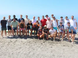 El Morche recibe al Club Balonmano Ciudad de Málaga en una jornada de convivencia para impulsar este deporte en Torrox El Morche recibe al Club Balonmano Ciudad de Málaga en una jornada de convivencia para impulsar este deporte en Torrox El núcleo costero de El Morche, en Torrox, ha sido escenario este viernes de una jornada de convivencia organizada junto al Club Balonmano Ciudad de Málaga (Trops Málaga), un encuentro que ha servido para estrechar lazos entre la entidad deportiva y el municipio de cara a futuras iniciativas de promoción del balonmano. La expedición malagueña, encabezada por su presidente, José Carlos Espina, y el entrenador Miguel Ángel Moriana, fue recibida a pie de playa por el concejal de Deportes del Ayuntamiento de Torrox, José Manuel Fernández, en un encuentro marcado por el deporte, la convivencia y el intercambio de proyectos de futuro. Primeros pasos para fomentar el balonmano en Torrox Durante la recepción, el responsable municipal de Deportes mantuvo una primera toma de contacto con los representantes del club con el objetivo de estudiar futuras campañas que acerquen el balonmano pista a vecinos y jóvenes del municipio. La iniciativa busca abrir nuevas vías de colaboración entre el Ayuntamiento de Torrox y una de las entidades deportivas de referencia de la provincia, favoreciendo la práctica deportiva y el conocimiento de esta disciplina entre las nuevas generaciones. Deporte y actividades en la playa La jornada continuó con diversas actividades recreativas y deportivas en la playa de El Morche, donde jugadores, cuerpo técnico y directivos pudieron disfrutar de diferentes propuestas acuáticas organizadas por la empresa Puro Jet Sky. En la recepción también participó el gerente de la empresa, Rafael Morales, quien compartió la jornada con los integrantes del club y representantes municipales. Un gesto de reconocimiento Como recuerdo del encuentro, el presidente del Club Balonmano Ciudad de Málaga, José Carlos Espina, hizo entrega al concejal de Deportes y al gerente de Puro Jet Sky de sendos carnés de socios de la entidad. Objetivo: regresar a la División de Honor Plata El Club Balonmano Ciudad de Málaga (Trops Málaga) afrontará la temporada 2026/2027 en Primera Nacional, categoría en la que competirá tras el descenso sufrido el pasado curso desde la División de Honor Plata. La entidad malagueña inicia esta nueva etapa con el objetivo de luchar por recuperar cuanto antes la categoría perdida y regresar al segundo escalón del balonmano nacional. Con este tipo de encuentros, Torrox continúa reforzando su apuesta por el deporte como herramienta de promoción turística, convivencia y dinamización del municipio, acercando además a vecinos y visitantes a clubes que representan a la provincia en competiciones nacionales.