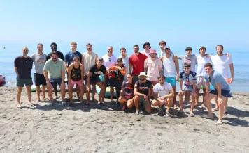 El Morche recibe al Club Balonmano Ciudad de Málaga en una jornada de convivencia para impulsar este deporte en Torrox El Morche recibe al Club Balonmano Ciudad de Málaga en una jornada de convivencia para impulsar este deporte en Torrox El núcleo costero de El Morche, en Torrox, ha sido escenario este viernes de una jornada de convivencia organizada junto al Club Balonmano Ciudad de Málaga (Trops Málaga), un encuentro que ha servido para estrechar lazos entre la entidad deportiva y el municipio de cara a futuras iniciativas de promoción del balonmano. La expedición malagueña, encabezada por su presidente, José Carlos Espina, y el entrenador Miguel Ángel Moriana, fue recibida a pie de playa por el concejal de Deportes del Ayuntamiento de Torrox, José Manuel Fernández, en un encuentro marcado por el deporte, la convivencia y el intercambio de proyectos de futuro. Primeros pasos para fomentar el balonmano en Torrox Durante la recepción, el responsable municipal de Deportes mantuvo una primera toma de contacto con los representantes del club con el objetivo de estudiar futuras campañas que acerquen el balonmano pista a vecinos y jóvenes del municipio. La iniciativa busca abrir nuevas vías de colaboración entre el Ayuntamiento de Torrox y una de las entidades deportivas de referencia de la provincia, favoreciendo la práctica deportiva y el conocimiento de esta disciplina entre las nuevas generaciones. Deporte y actividades en la playa La jornada continuó con diversas actividades recreativas y deportivas en la playa de El Morche, donde jugadores, cuerpo técnico y directivos pudieron disfrutar de diferentes propuestas acuáticas organizadas por la empresa Puro Jet Sky. En la recepción también participó el gerente de la empresa, Rafael Morales, quien compartió la jornada con los integrantes del club y representantes municipales. Un gesto de reconocimiento Como recuerdo del encuentro, el presidente del Club Balonmano Ciudad de Málaga, José Carlos Espina, hizo entrega al concejal de Deportes y al gerente de Puro Jet Sky de sendos carnés de socios de la entidad. Objetivo: regresar a la División de Honor Plata El Club Balonmano Ciudad de Málaga (Trops Málaga) afrontará la temporada 2026/2027 en Primera Nacional, categoría en la que competirá tras el descenso sufrido el pasado curso desde la División de Honor Plata. La entidad malagueña inicia esta nueva etapa con el objetivo de luchar por recuperar cuanto antes la categoría perdida y regresar al segundo escalón del balonmano nacional. Con este tipo de encuentros, Torrox continúa reforzando su apuesta por el deporte como herramienta de promoción turística, convivencia y dinamización del municipio, acercando además a vecinos y visitantes a clubes que representan a la provincia en competiciones nacionales.
