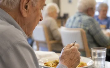 Las personas titulares de la Tarjeta Andalucía Junta 65 han disfrutado este primer semestre de más de 185.000 comidas a precio reducido Las personas titulares de la Tarjeta Andalucía Junta 65 han disfrutado este primer semestre de más de 185.000 comidas a precio reducido