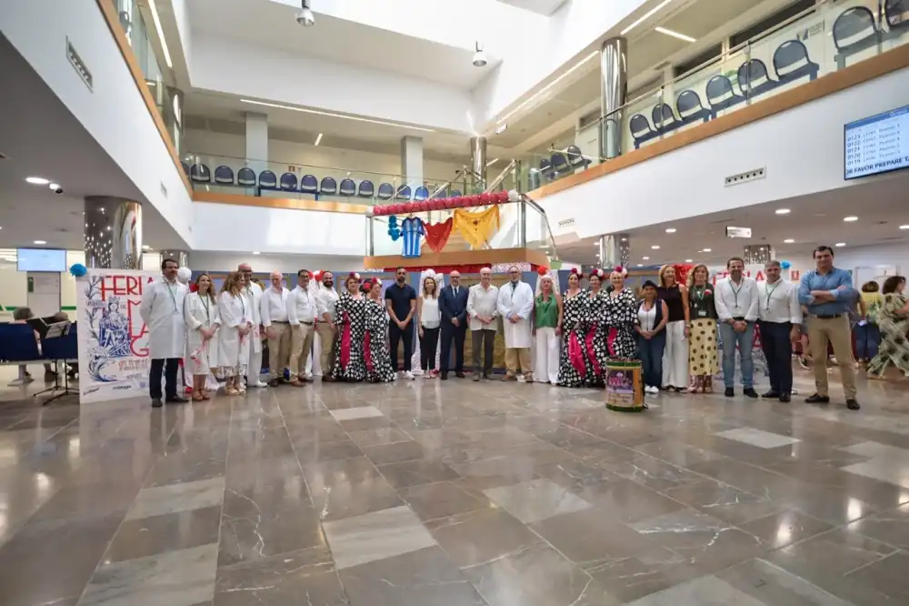 La Feria también entra en el Clínico: música y color para quienes no podrán salir a celebrarla