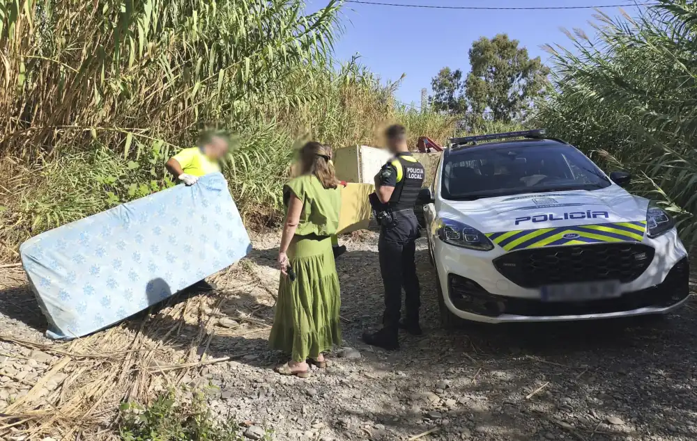 La Policía Local desaloja cerca de una veintena de inmuebles ocupados y asentamientos ilegales en el municipio de Torrox durante el verano