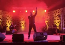 Alberto Ruiz conquista al público Torrealhaurino con “Escándalo”, un tributo a Raphael con mucho sabor malagueño Alberto Ruiz conquista al público con “Escándalo”, un tributo a Raphael con mucho sabor malagueño