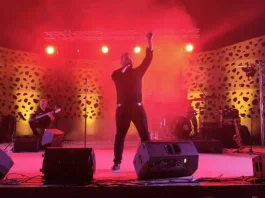 Alberto Ruiz conquista al público Torrealhaurino con “Escándalo”, un tributo a Raphael con mucho sabor malagueño Alberto Ruiz conquista al público con “Escándalo”, un tributo a Raphael con mucho sabor malagueño