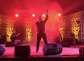 Alberto Ruiz conquista al público Torrealhaurino con “Escándalo”, un tributo a Raphael con mucho sabor malagueño Alberto Ruiz conquista al público con “Escándalo”, un tributo a Raphael con mucho sabor malagueño