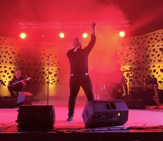 Alberto Ruiz conquista al público Torrealhaurino con “Escándalo”, un tributo a Raphael con mucho sabor malagueño Alberto Ruiz conquista al público con “Escándalo”, un tributo a Raphael con mucho sabor malagueño