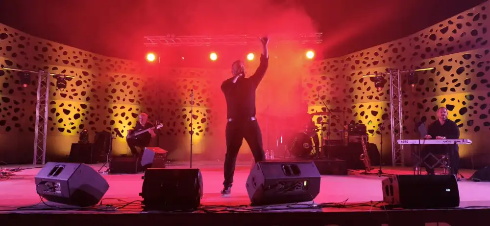 Alberto Ruiz conquista al público con “Escándalo”, un tributo a Raphael con mucho sabor malagueño