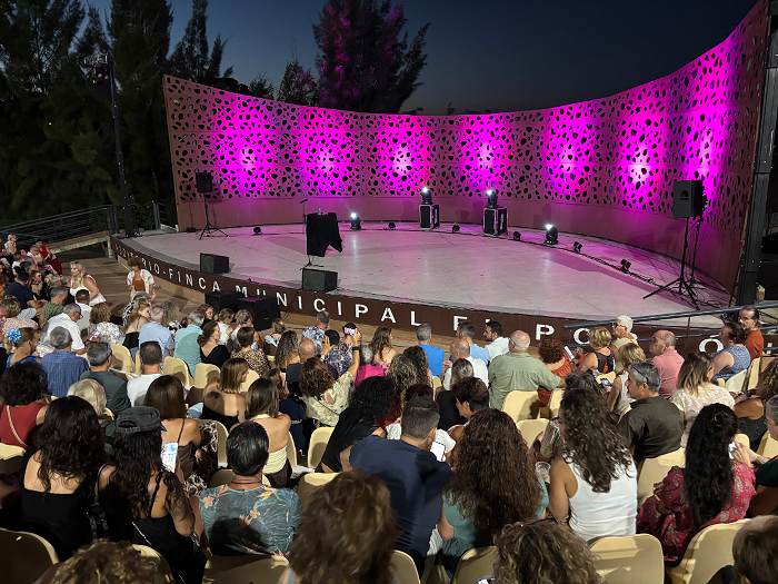 Maru Candel triunfa en El Portón con su divertido show ante un público entregado