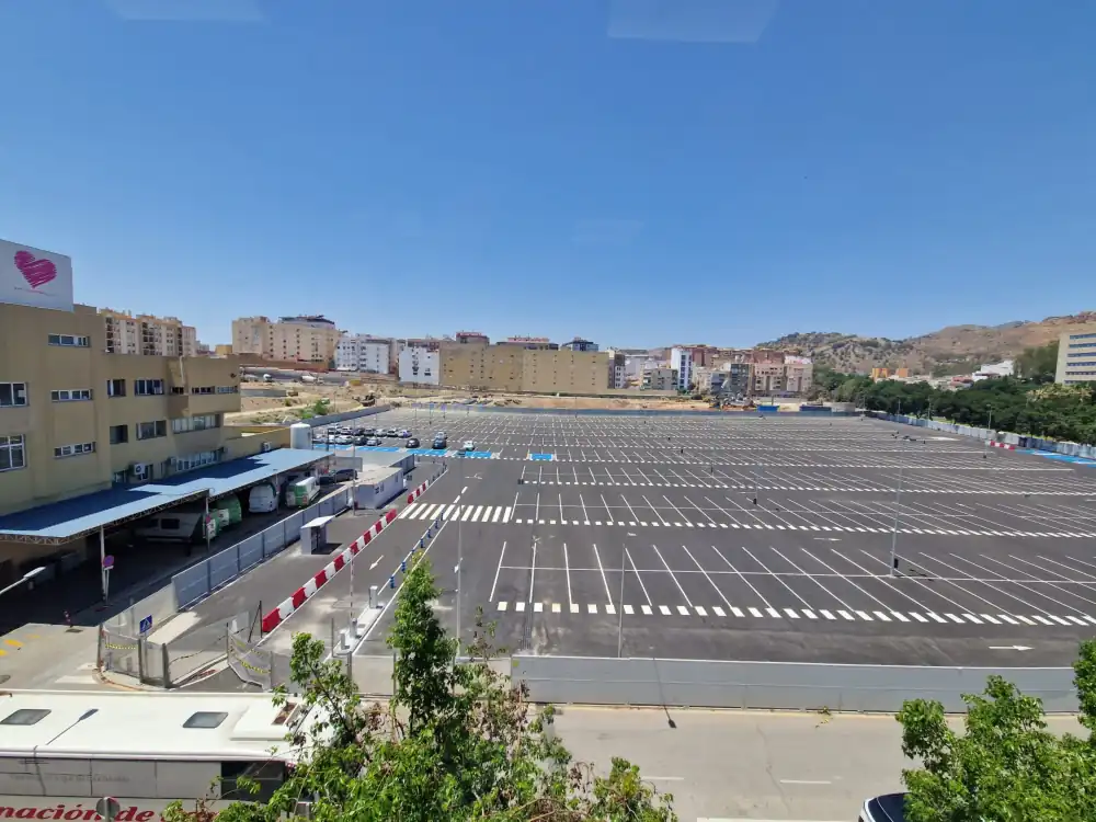 El Hospital Civil pone en funcionamiento las 750 plazas de su aparcamiento provisional