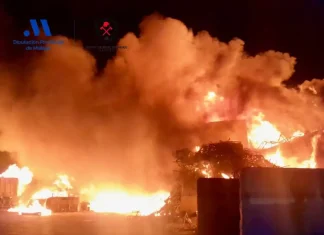 Un incendio en el Complejo Medioambiental de Valsequillo se extiende a una zona de monte en Antequera Un incendio en el Complejo Medioambiental de Valsequillo se extiende a una zona de monte en Antequera