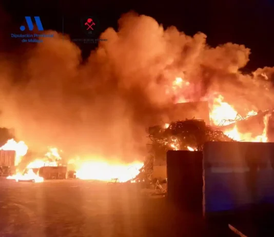 Un incendio en el Complejo Medioambiental de Valsequillo se extiende a una zona de monte en Antequera Un incendio en el Complejo Medioambiental de Valsequillo se extiende a una zona de monte en Antequera