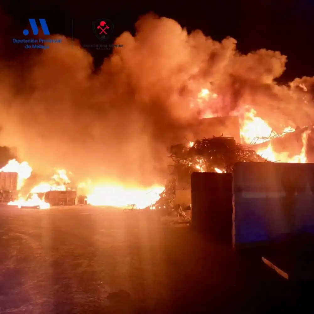 Un incendio en el Complejo Medioambiental de Valsequillo se extiende a una zona de monte en Antequera