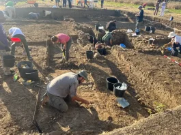 La Junta, la Universidad de Málaga y el Ayuntamiento retoman las excavaciones en el yacimiento fenicio del Cerro del Villar La Junta, la Universidad de Málaga y el Ayuntamiento retoman las excavaciones en el yacimiento fenicio del Cerro del Villar