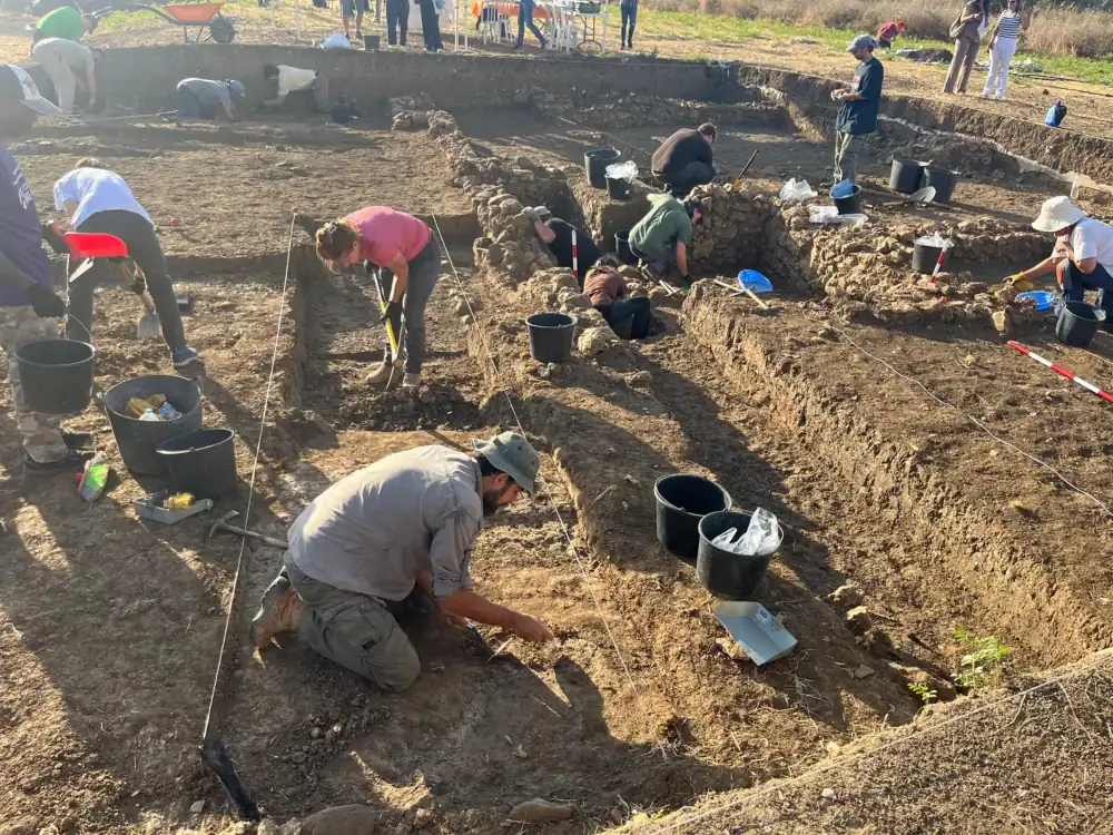 La Junta, la Universidad de Málaga y el Ayuntamiento retoman las excavaciones en el yacimiento fenicio del Cerro del Villar
