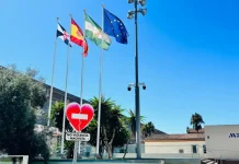 La bandera de Ceuta ondea en las sedes de la Diputación de Málaga como muestra de apoyo y solidaridad con el pueblo ceutí La bandera de Ceuta ondea desde hoy en las sedes de la Diputación de Málaga como muestra de apoyo y solidaridad con el pueblo ceutí