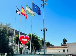 La bandera de Ceuta ondea en las sedes de la Diputación de Málaga como muestra de apoyo y solidaridad con el pueblo ceutí La bandera de Ceuta ondea desde hoy en las sedes de la Diputación de Málaga como muestra de apoyo y solidaridad con el pueblo ceutí