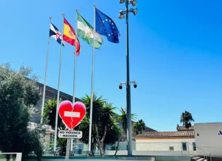 La bandera de Ceuta ondea en las sedes de la Diputación de Málaga como muestra de apoyo y solidaridad con el pueblo ceutí La bandera de Ceuta ondea desde hoy en las sedes de la Diputación de Málaga como muestra de apoyo y solidaridad con el pueblo ceutí
