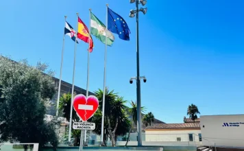 La bandera de Ceuta ondea en las sedes de la Diputación de Málaga como muestra de apoyo y solidaridad con el pueblo ceutí La bandera de Ceuta ondea desde hoy en las sedes de la Diputación de Málaga como muestra de apoyo y solidaridad con el pueblo ceutí