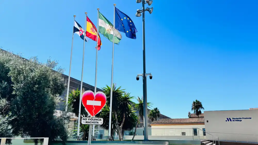 La bandera de Ceuta ondea desde hoy en las sedes de la Diputación de Málaga como muestra de apoyo y solidaridad con el pueblo ceutí