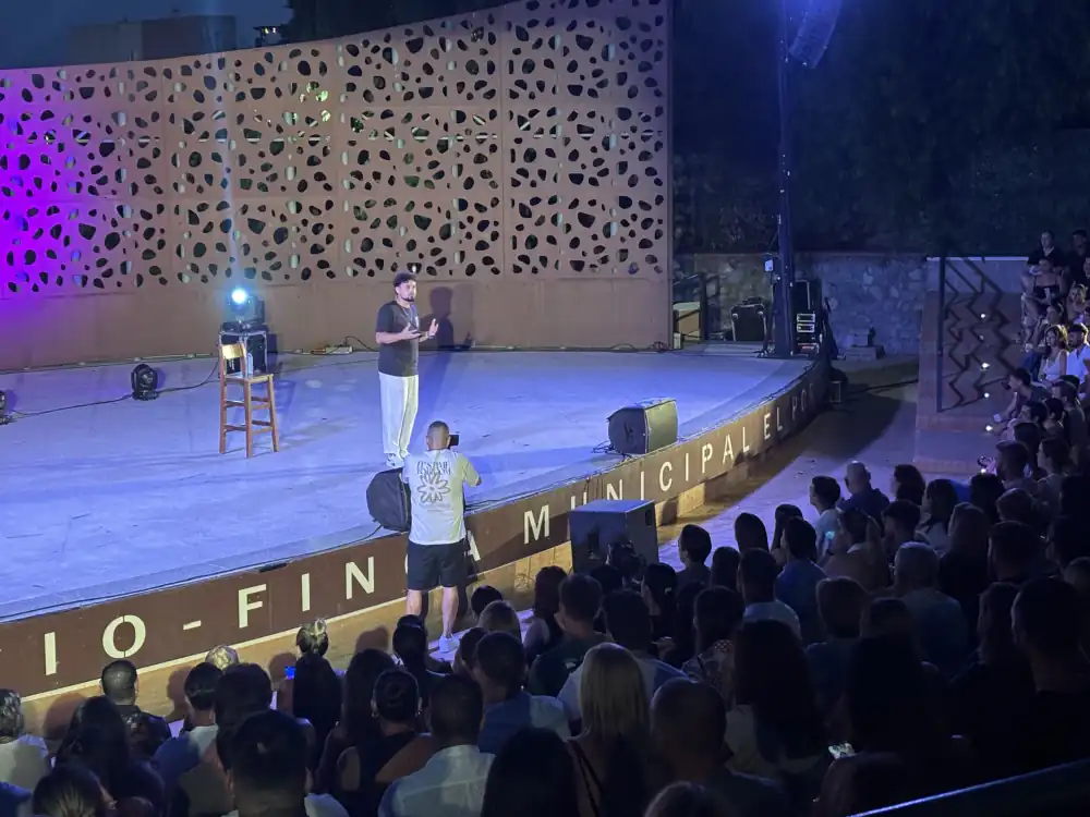 Juan Amodeo vuelve a conquistar El Portón con un auditorio lleno y su espectáculo '013. Origen'