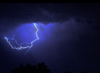 Una espectacular tormenta eléctrica sorprende a Málaga en el arranque de su Feria Fotografía Iván Chamizo