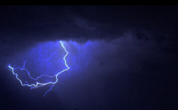 Una espectacular tormenta eléctrica sorprende a Málaga en el arranque de su Feria Fotografía Iván Chamizo