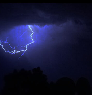 Una espectacular tormenta eléctrica sorprende a Málaga en el arranque de su Feria Fotografía Iván Chamizo
