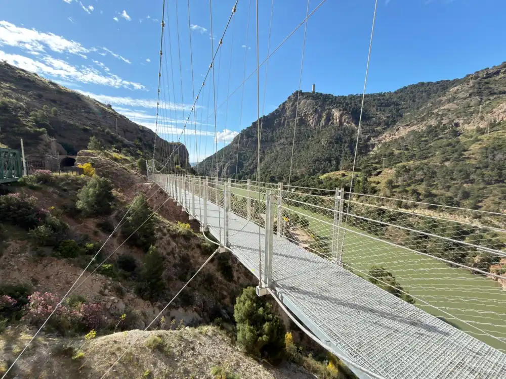El nuevo puente colgante permite recorrer el último tramo del Caminito del Rey con hasta 11,4 grados menos de calor