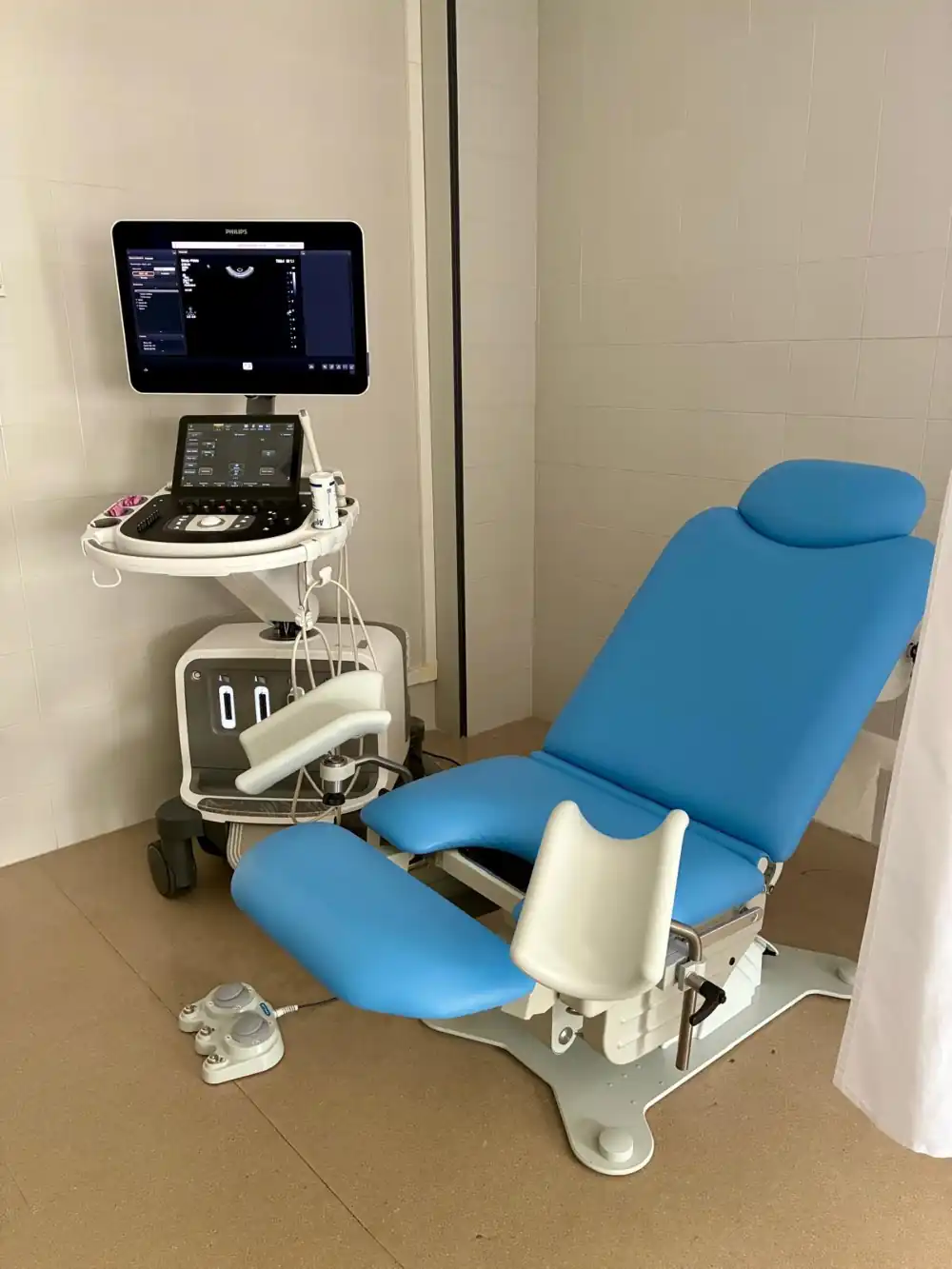 El Área Sanitaria Norte de Málaga Antequera renueva sus sillones de exploración ginecológica