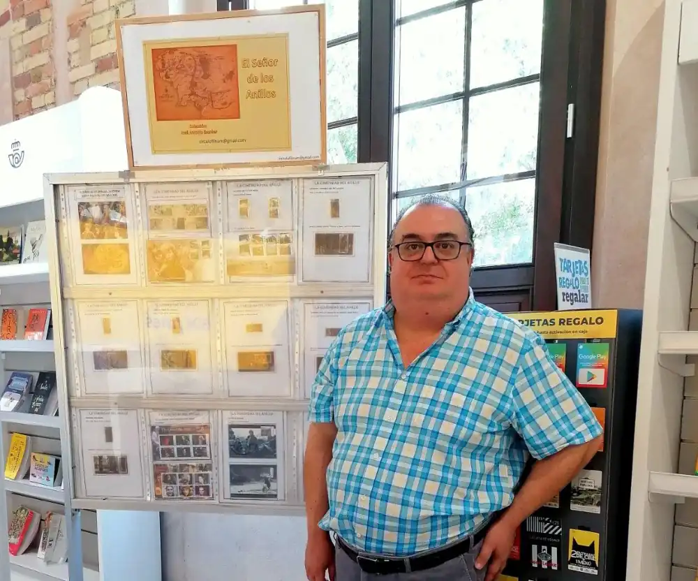 La oficina principal de Correos en Málaga exhibe una exposición dedicada a El Señor de los Anillos
