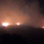 Igualeja, confinada por un incendio forestal que moviliza a más de un centenar de efectivos Igualeja, confinada por un incendio forestal que moviliza a más de un centenar de efectivos