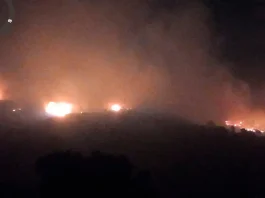 Igualeja, confinada por un incendio forestal que moviliza a más de un centenar de efectivos Igualeja, confinada por un incendio forestal que moviliza a más de un centenar de efectivos