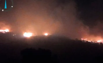 Igualeja, confinada por un incendio forestal que moviliza a más de un centenar de efectivos Igualeja, confinada por un incendio forestal que moviliza a más de un centenar de efectivos