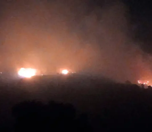 Igualeja, confinada por un incendio forestal que moviliza a más de un centenar de efectivos Igualeja, confinada por un incendio forestal que moviliza a más de un centenar de efectivos
