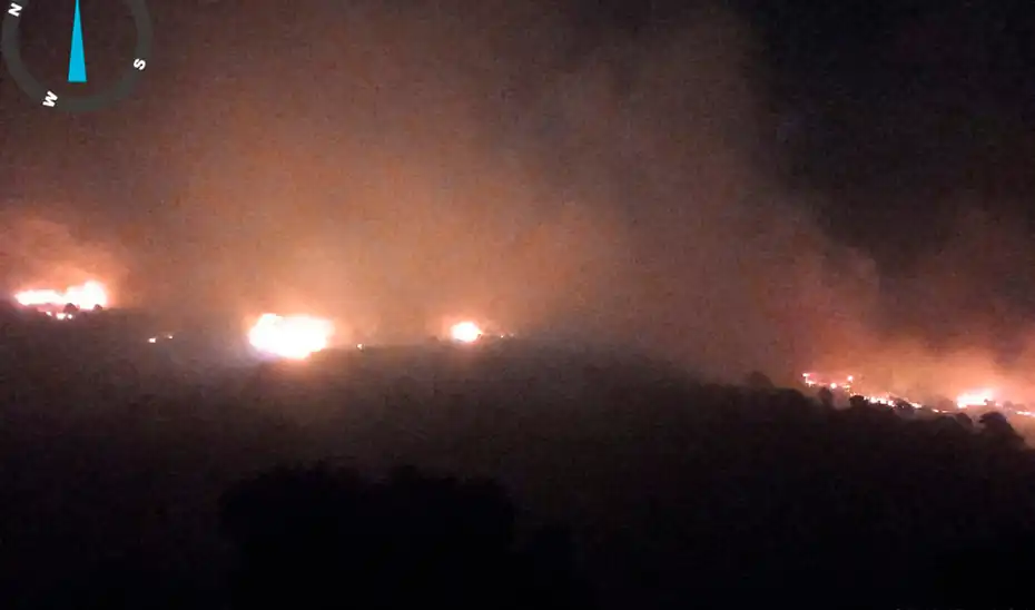 Igualeja, confinada por un incendio forestal que moviliza a más de un centenar de efectivos