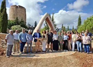 Participantes de un taller de bioconstrucción de La Noria instalan en Yunquera ‘La Puerta’, una escultura transitable que simboliza la identidad de la Sierra de las Nieves Participantes de un taller de bioconstrucción de La Noria instalan en Yunquera ‘La Puerta’, una escultura transitable que simboliza la identidad de la Sierra de las Nieves