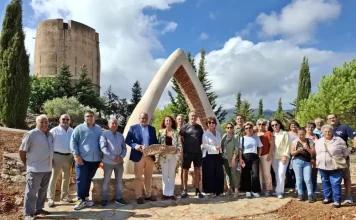Participantes de un taller de bioconstrucción de La Noria instalan en Yunquera ‘La Puerta’, una escultura transitable que simboliza la identidad de la Sierra de las Nieves Participantes de un taller de bioconstrucción de La Noria instalan en Yunquera ‘La Puerta’, una escultura transitable que simboliza la identidad de la Sierra de las Nieves