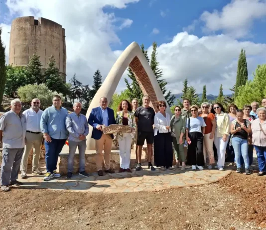 Participantes de un taller de bioconstrucción de La Noria instalan en Yunquera ‘La Puerta’, una escultura transitable que simboliza la identidad de la Sierra de las Nieves Participantes de un taller de bioconstrucción de La Noria instalan en Yunquera ‘La Puerta’, una escultura transitable que simboliza la identidad de la Sierra de las Nieves