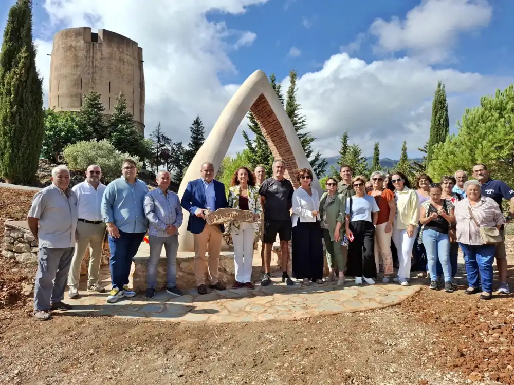 Participantes de un taller de bioconstrucción de La Noria instalan en Yunquera ‘La Puerta’, una escultura transitable que simboliza la identidad de la Sierra de las Nieves