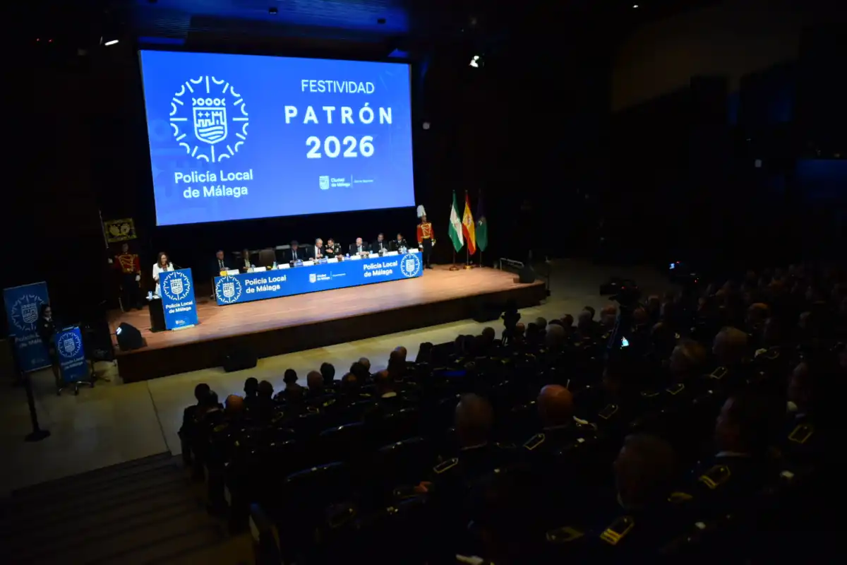 Navarro resalta la labor de la Policía Local para que Málaga siga siendo, como reza su escudo, “la primera en el peligro de la libertad”