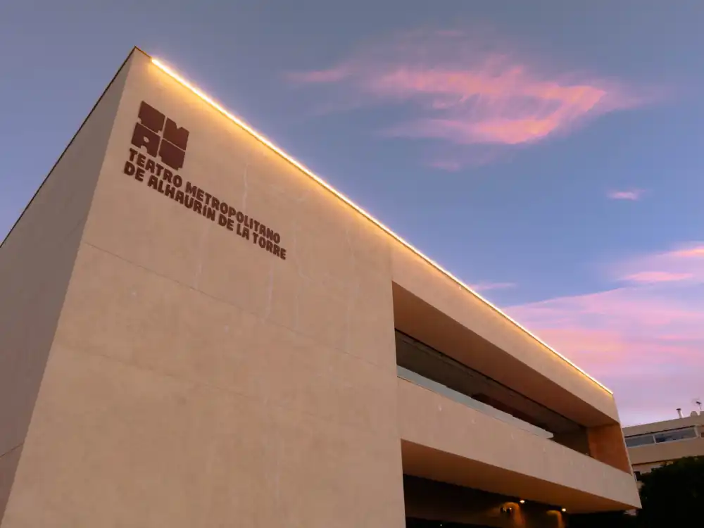 El Teatro Metropolitano de Alhaurín de la Torre encara su apertura con las primeras pruebas de iluminación