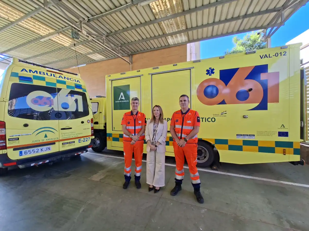 La delegada de Sanidad y Consumo de Málaga visita las instalaciones del 061 de la provincia